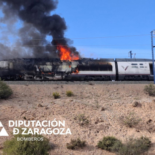 Locomotora de un AVE Madrid-Barcelona-Figueras incendiada a la altura de Ricla. DPZ Locomotora de un AVE Madrid-Barcelona-Figueras incendiada a la altura de Ricla. DPZ