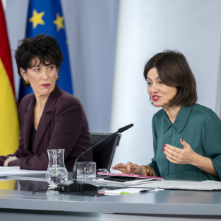 La ministra de Inclusión, Seguridad Social y Migraciones y portavoz del Gobierno, Elma Saiz (i), y la ministra de Juventud e Infancia, Sira Rego (d), durante una rueda de prensa tras el Consejo de Ministros, a 13 de octubre de 2026, en Madrid (España) |Alberto Ortega La ministra de Inclusión, Seguridad Social y Migraciones y portavoz del Gobierno, Elma Saiz (i), y la ministra de Juventud e Infancia, Sira Rego (d), durante una rueda de prensa tras el Consejo de Ministros, a 13 de octubre de 2026, en Madrid (España) |Alberto Ortega