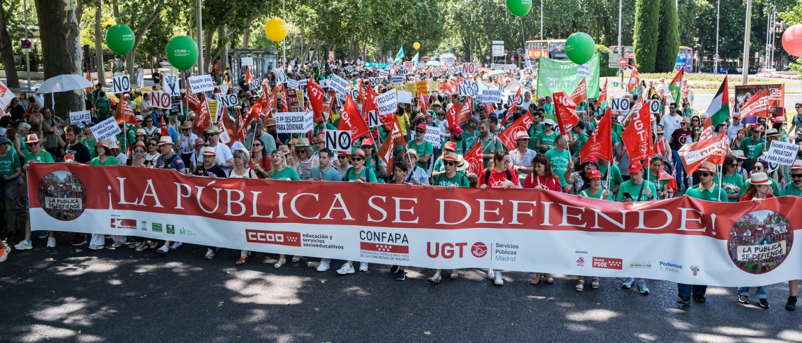 Numerosas personas sostienen una pancarta con el lema '¡La pública se defiende!' durante una manifestación en favor de la educación pública en Madrid. | Europa Press Numerosas personas sostienen una pancarta con el lema '¡La pública se defiende!' durante una manifestación en favor de la educación pública en Madrid. | Europa Press