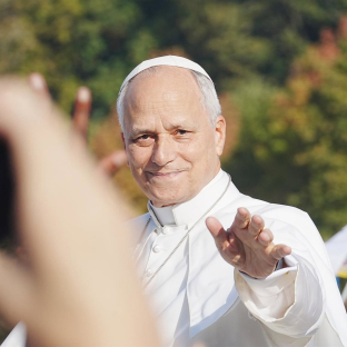 El papa León XIV saluda al llegar antes de celebrar misa en el Santuario de Lourdes, Francia. Laurent Lairys / Zuma Press / Europa Press