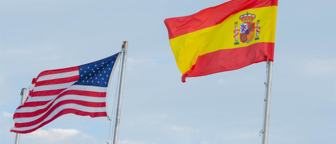 Las banderas de Estados Unidos y España Lev Radin / Zuma Press / Europa Press