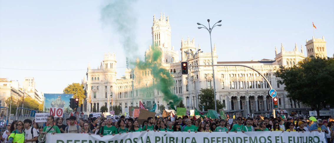 Decenas de personas durante una concentración con motivo de la huelga indefinida en educación | Europa Press