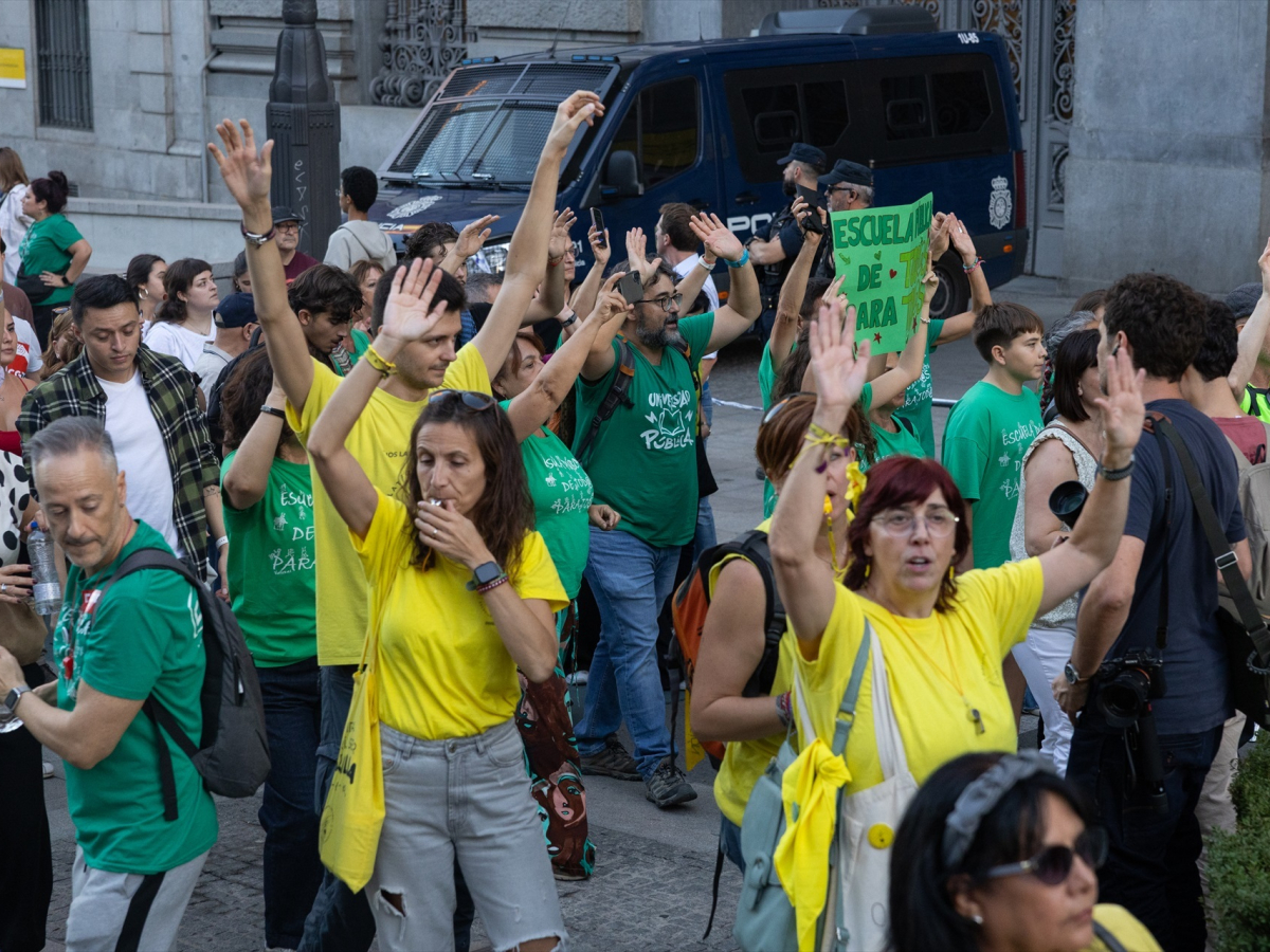 Un grupo de personas durante una concentración con motivo de la huelga indefinida en educación | Europa Press Un grupo de personas durante una concentración con motivo de la huelga indefinida en educación | Europa Press