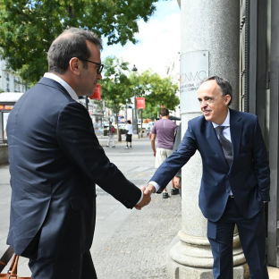 El vicepresidente primero y ministro de Economía, Comercio y Empresa, Carlos Cuerpo (i), saluda a Juan José Ganuza, presidente de la CNMC (d) Gustavo Valiente - Europa Press