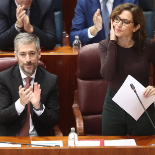 Ayuso carga contra el PSOE por sus “decenas de pisos” y un patrimonio “que Jeff Bezos”: “Dejen de tener tanta caradura”