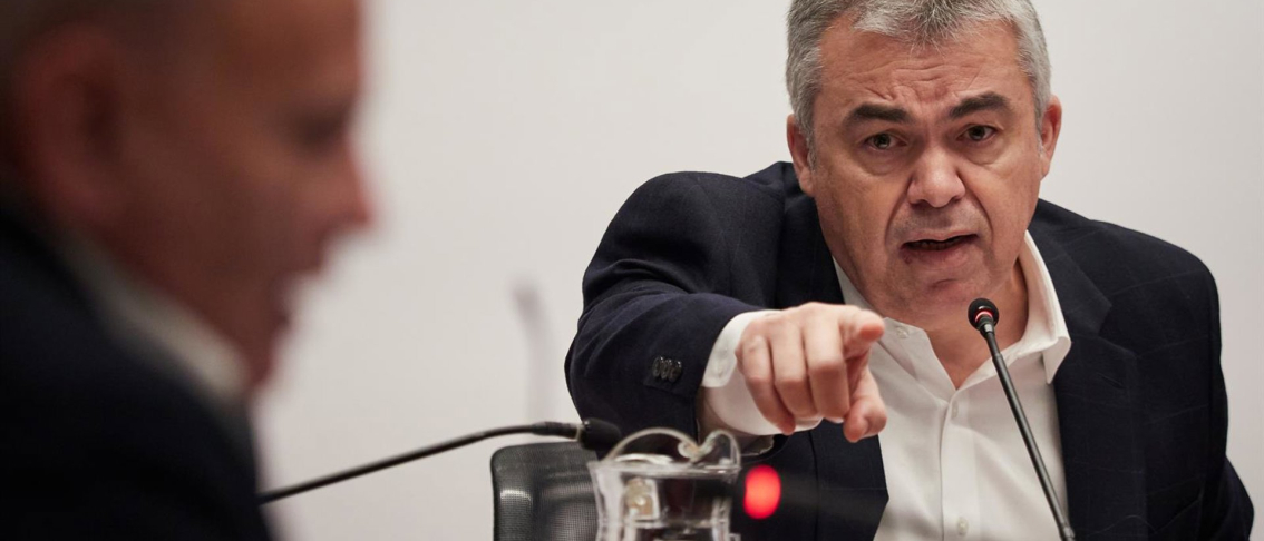 El exsecretario de organización del PSOE Santos Cerdán comparece en la Comisión de Investigación sobre adjudicaciones públicas del Parlamento de Navarra, a 11 de febrero de 2026, en Pamplona, Navarra (España).  Eduardo Sanz - Europa Press