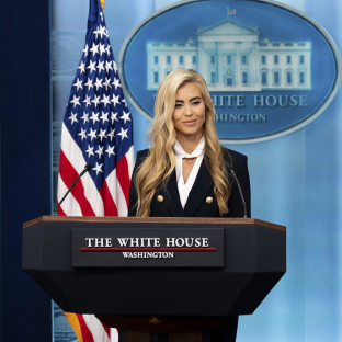 La secretaria de prensa de la Casa Blanca, Katie Zacharia, escucha preguntas durante su primera rueda de prensa en la sala de prensa de la Casa Blanca. Andrea Hanks/White House / Zuma Press / Europa Pre