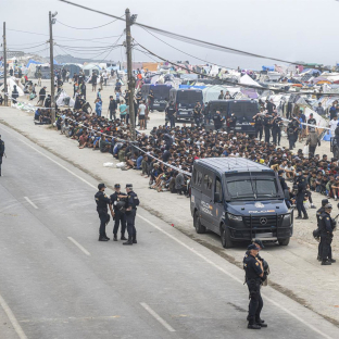 Agentes de la Policía Nacional intervienen durante el proceso de desalojo del embolsamiento de migrantes en la playa de El Trampolín, a 4 de octubre de 2026, en Ceuta (España). Marcos Moreno - Europa Press