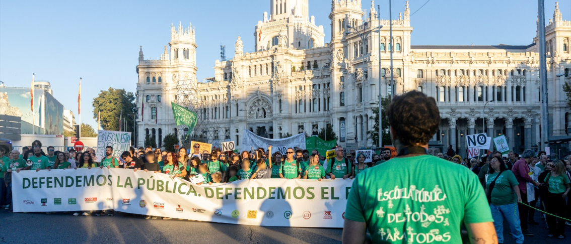 Decenas de personas durante una concentración con motivo de la huelga en educación | Europa Press