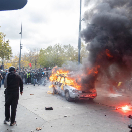 Incendio durante las protestas sociales en París, Francia Mattia David Rinaldi / Zuma Press / Europa Press