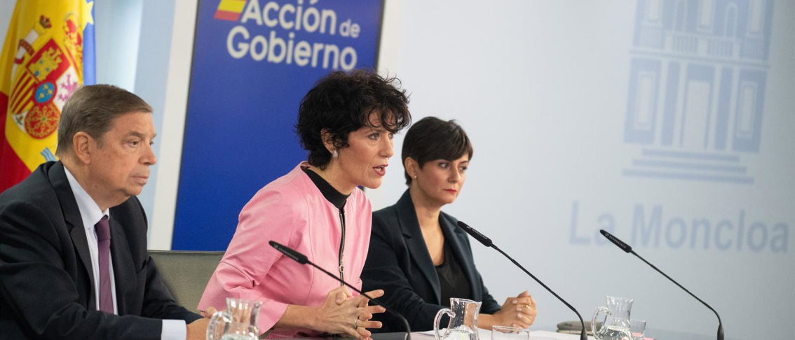 El ministro de Agricultura, Luis Planas, la ministra de Inclusión, Seguridad Social y Migraciones, Elma Saiz, y la ministra de Vivienda, Isabel Rodríguez. Fernando Sánchez - Europa Press El ministro de Agricultura, Luis Planas, la ministra de Inclusión, Seguridad Social y Migraciones, Elma Saiz, y la ministra de Vivienda, Isabel Rodríguez. Fernando Sánchez - Europa Press