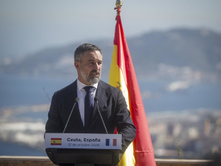 El presidente de Vox, Santiago Abascal, atiende a los medios en Ceuta (España) | Marcos Moreno - Europa Press