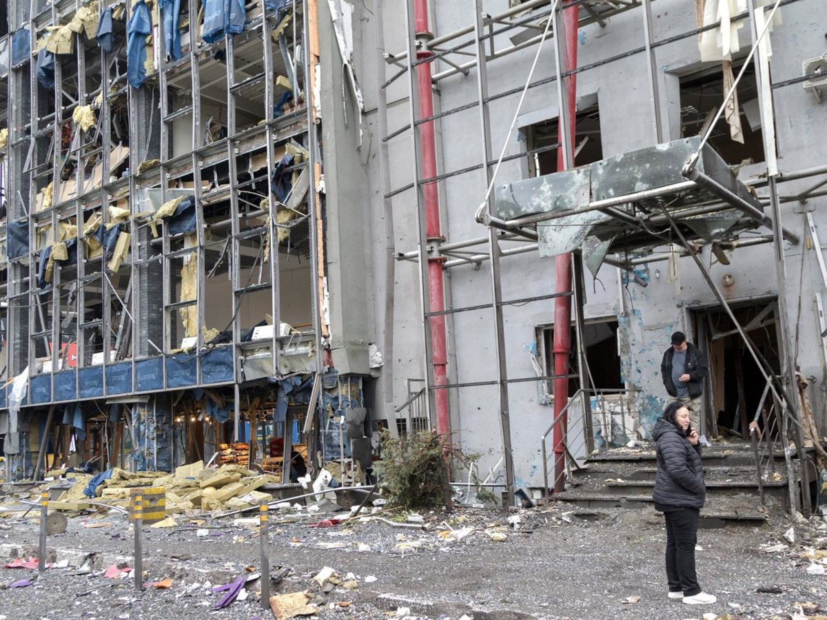 Varias personas permanecen frente a un edificio en el distrito de Solomianskyi, dañado por un ataque ruso, en Kiev, Ucrania. Kyrylo Chubotin / Zuma Press / Europa Press