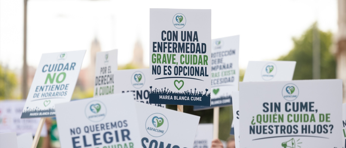 Varias personas durante una concentración por la protección y mejora de la prestación económica CUME, frente al Congreso de los Diputados, a 16 de septiembre de 2026, en Madrid | Jesús Hellín (EP) Varias personas durante una concentración por la protección y mejora de la prestación económica CUME, frente al Congreso de los Diputados, a 16 de septiembre de 2026, en Madrid | Jesús Hellín (EP)
