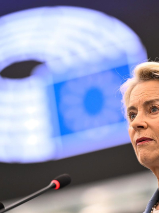 La presidenta de la Comisión Europea, Ursula von der Leyen, durante su intervención este martes en el pleno del Parlamento Europeo en Estraburgo (Francia) LAURIE DIEFFEMBACQ