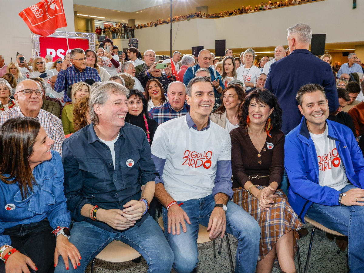 El secretario general de los socialistas castellanos y leoneses, Carlos Martínez ; el presidente del Gobierno, Pedro Sánchez ; y la ministra de Igualdad, Ana Redondo; durante un acto de precampaña El secretario general de los socialistas castellanos y leoneses, Carlos Martínez ; el presidente del Gobierno, Pedro Sánchez ; y la ministra de Igualdad, Ana Redondo; durante un acto de precampaña