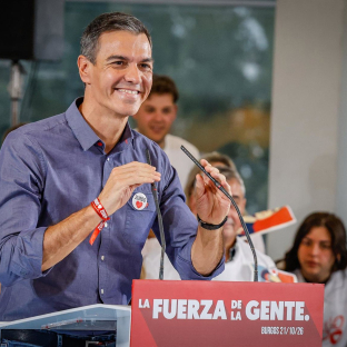 El presidente del Gobierno, Pedro Sánchez, interviene durante un acto de precampaña del PSOE, en Fórum Evolución, a 21 de octubre de 2026, en Burgos, Castilla y León (España).  Tomás Alonso - Europa Press