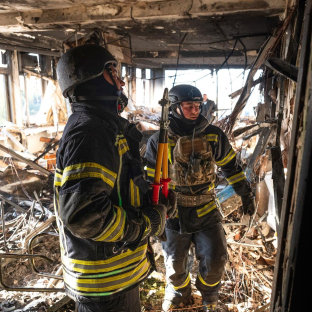 Trabajadores del Servicio Estatal de Emergencias ucraniano atienden los daños sufridos por un edificio de varias plantas en el distrito de Holosivski, en Kiev. Danylo Antoniuk / Zuma Press / Europa Press