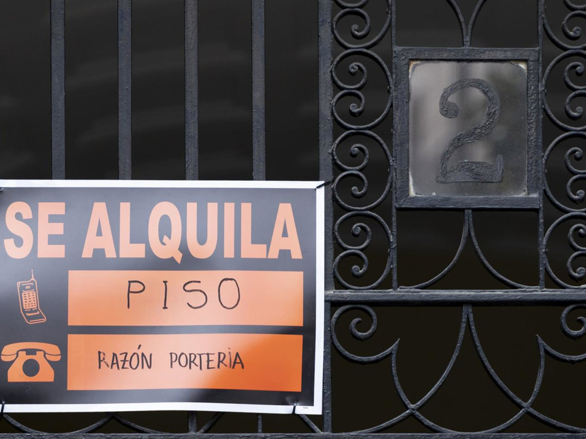 Un cartel de ‘SE ALQUILA’, en Madrid (España).  Eduardo Parra - Europa Press