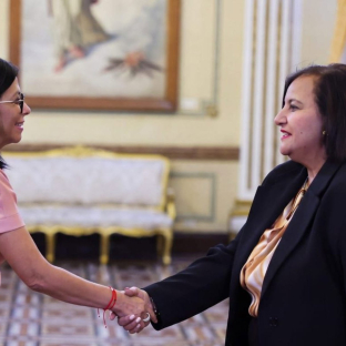 La presidenta encargada de Venezuela, Delcy Rodríguez, saluda a la coordinadora por parte de la Asamblea Nacional de 2015 para la Mesa de diálogo, Dinorah Figuera, en el Palacio de Miraflores, en Caracas. PRESIDENCIA DE VENEZUELA