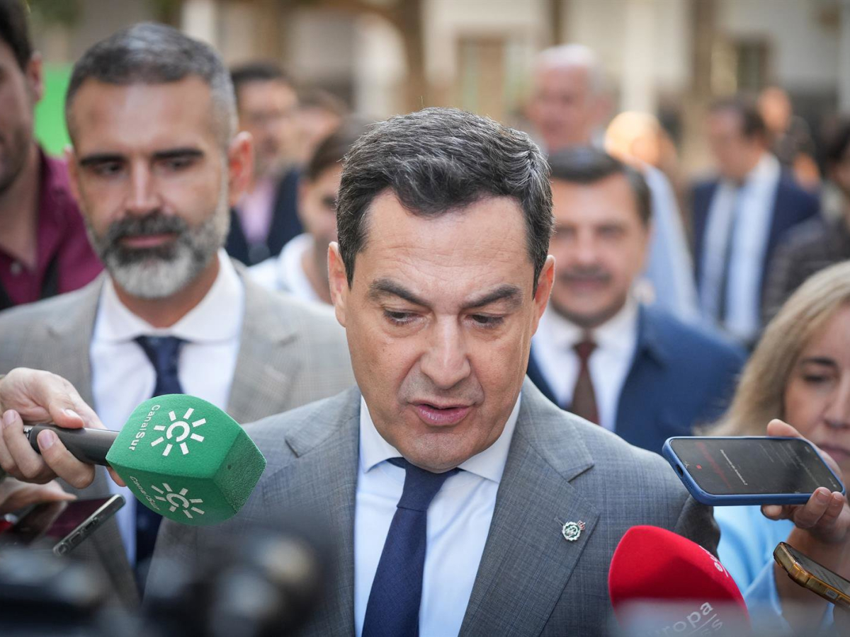 El presidente de la Junta de Andalucía, Juanma Moreno, atiende a los medios antes de  intervenir en la sesión de control al Gobierno en el Parlamento andaluz.  María José López - Europa Press