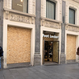 Los comercios de Madrid se protegen ante los disturbios Los comercios de Madrid se protegen ante los disturbios