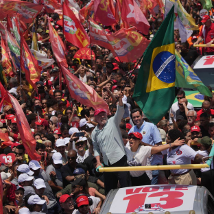 El presidente brasileño Luiz Inácio Lula da Silva y sus seguidores se reúnen durante un mitin de campaña presidencial a lo largo de la playa de Copacabana, en Río de Janeiro (Brasil), el 24 de octubre de 2026 Mariana Greif / Zuma Press / Europa Press