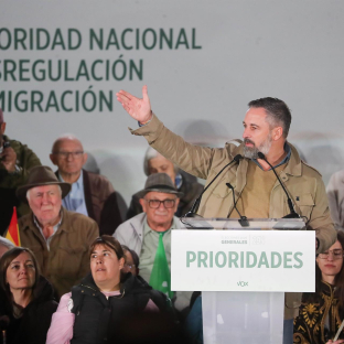 El presidente de Vox, Santiago Abascal, durante un acto organizado por su partido en la Plaza Mayor de Ponferrada, a 20 de octubre de 2026 | Carlos Castro - Europa Press