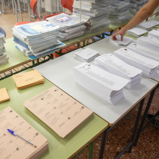 Un votante cogiendo papeletas durante las elecciones generales ALVARO LAGUNA / ZUMA PRESS