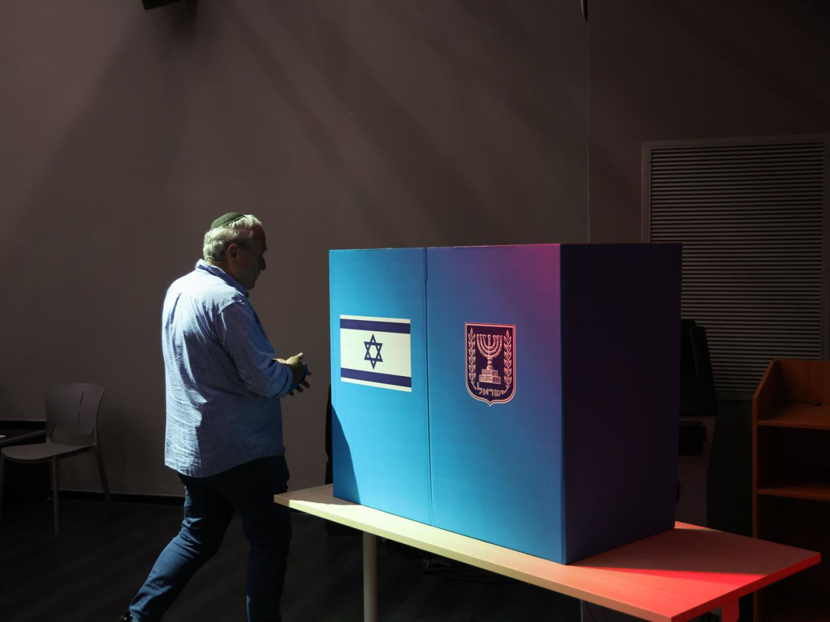 El presidente de Israel, Isaac Herzog, deposita el voto en Jerusalén durante la jornada electoral en el país.  Saeed Qaq / Zuma Press / Europa Press
