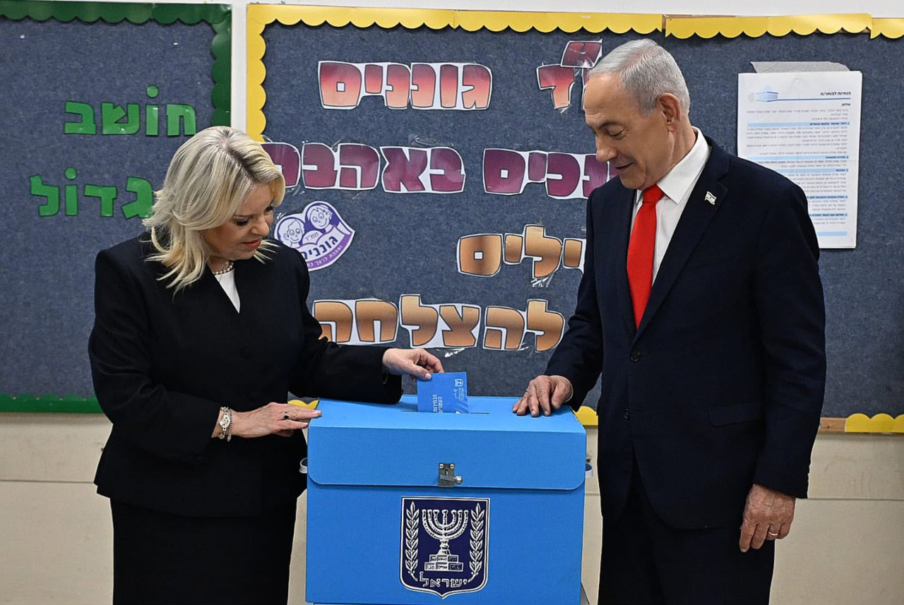 El primer ministro israelí, Benjamin Netanyahu, junto a su mujer, Sara, durante las elecciones de este martes en Israel. Haim Zach/Israel Gpo / Zuma Press / Europa Press