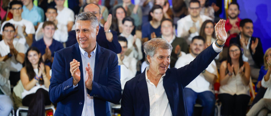 El presidente del Partido Popular, Alberto Núñez Feijóo, el alcalde de Badalona, Xavier García Albiol, durante un acto de precampaña del PP, en el Palau de Congressos de Catalunya, a 18 de octubre de 2026, en Barcelona. Kike Rincón - Europa Press