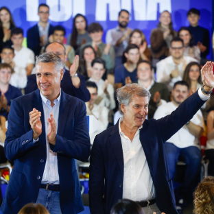 El presidente del Partido Popular, Alberto Núñez Feijóo, el alcalde de Badalona, Xavier García Albiol, durante un acto de precampaña del PP, en el Palau de Congressos de Catalunya, a 18 de octubre de 2026, en Barcelona. Kike Rincón - Europa Press