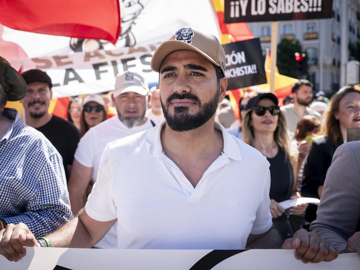 El eurodiputado y líder de Se Acabó la Fiesta (SALF), Luis 'Alvise' Pérez, durante  una manifestación para exigir la dimisión del presidente del Gobierno, Pedro Sánchez. A. Pérez Meca - Europa Press