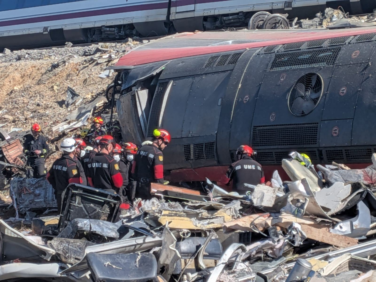 Efectivos de la Unidad Militar de Emergencias (UME) trabajan en el accidente ferroviario de Urda (Toledo). MINISTERIO DE DEFENSA
