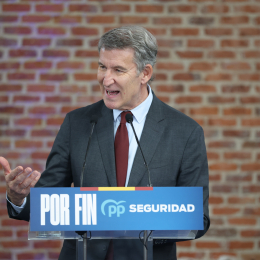 El presidente del Partido Popular, Alberto Núñez Feijóo, hablando de seguridad, uno de los principales ejes de su campaña. Foto: Europa Press. 