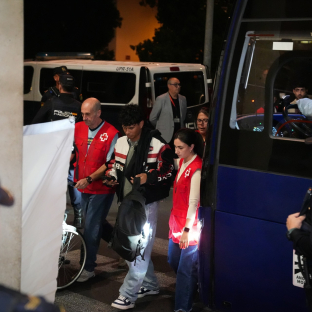 Pasajeros del los trenes llegan a Córdoba tras el accidente ferroviario ocurrido en Urda (Toledo). María José López / Europa Press