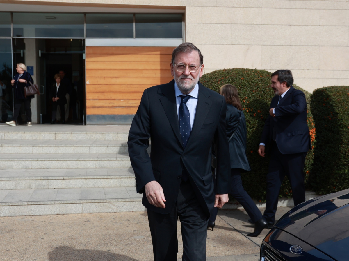 O ex-presidente do Governo, Mariano Rajoy, à sua chegada ao tanatório de Huelva para dar a última despedida a Fátima Báñez. | Europa Press O ex-presidente do Governo, Mariano Rajoy, à sua chegada ao tanatório de Huelva para dar a última despedida a Fátima Báñez. | Europa Press