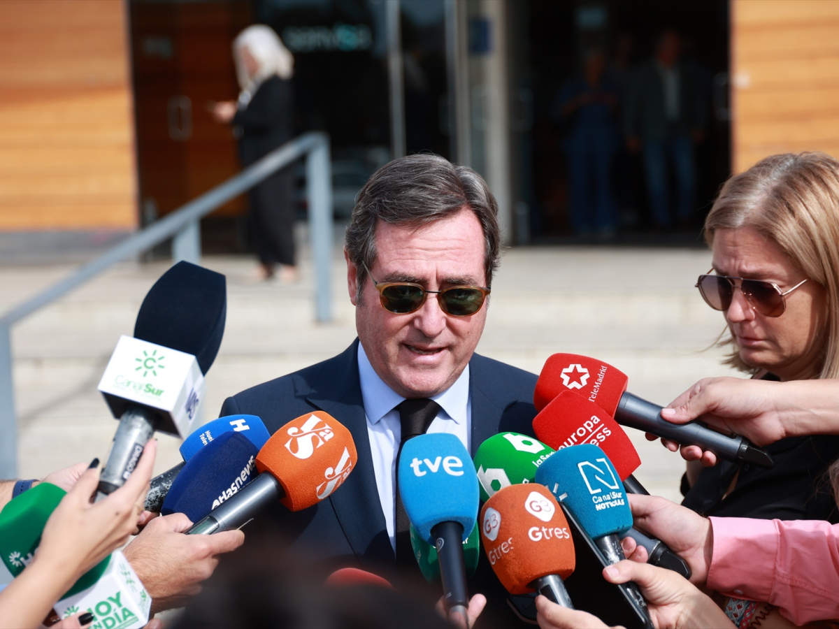 O presidente da CEOE, Antonio Garamendi, atende aos meios de comunicação à sua chegada ao tanatório de Huelva para dar o último adeus a Fátima Báñez. | Europa Press O presidente da CEOE, Antonio Garamendi, atende aos meios de comunicação à sua chegada ao tanatório de Huelva para dar o último adeus a Fátima Báñez. | Europa Press