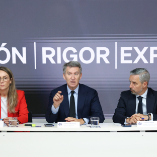 El presidente del Partido Popular, Alberto Núñez Feijóo, durante una reunión con expertos en infraestructuras y servicios ferroviarios, en la sede del PP | Europa Press