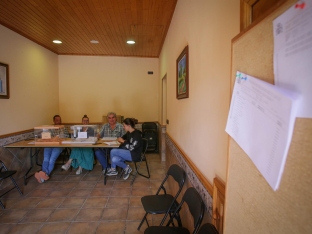 Mesa electoral durante las elecciones generales, en la vivienda de D. Antonio Pérez Galán, a 23 de julio de 2023, en Vilanova, Cervantes, Lugo, Galicia (España). Carlos Castro - Europa Press