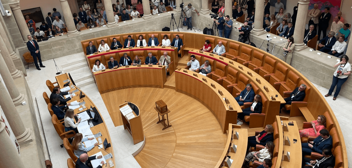 Imagen de la constitución del Parlamento de La Rioja. Fuente Vox.