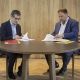 Félix Bolaños y Oriol Junqueras, ministro de la presidencia y líder de ERC respectivamente, firmando el acuerdo de investidura. Fuente Jordi Play/ PSC.