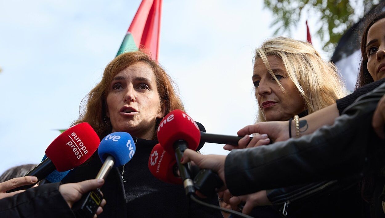 La portavoz de Más Madrid en la Asamblea de Madrid, Mónica García (i), y la líder de Sumar y vicepresidenta segunda y ministra de Trabajo y Economía Social en funciones, Yolanda Díaz (d), atienden a los medios de comunicación durante una manifestación en 