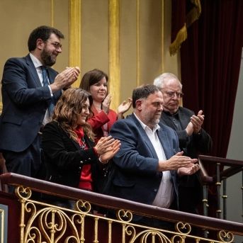 La consellera de la Presidencia del Govern de la Generalitat de Catalunya, Laura Vilagrà (1i) y el presidente de ERC, Oriol Junqueras (c), junto a otros diputados de ERC, aplauden tras quedar aprobada la Ley de amnistía | EDUARDO PARRA (EUROPA PRESS). La consellera de la Presidencia del Govern de la Generalitat de Catalunya, Laura Vilagrà (1i) y el presidente de ERC, Oriol Junqueras (c), junto a otros diputados de ERC, aplauden tras quedar aprobada la Ley de amnistía | EDUARDO PARRA (EUROPA PRESS).