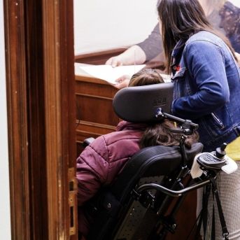 Imagen de archivo de una persona afectada de ELA (esclerosis lateral amiotrófica) registra la petición de que se desbloquee la tramitación de la Ley ELA, en el Congreso de los Diputados, a 17 de marzo de 2023 | CARLOS LUJÁN (EUROPA PRESS).