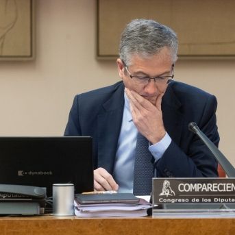 EuropaPress_5943389_gobernador_banco_espana_pablo_hernandez_cos_comparecencia_comision_economia.jpg