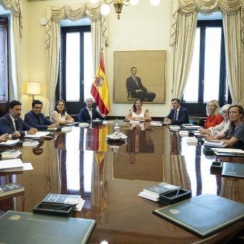 La Mesa del Congreso de la XV Legislatura en una reunión en agosto de 2023 en el Salón de Ministros. Fuente: Congreso de los Diputados.