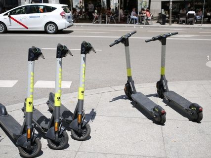 EuropaPress_3770097_varios_patinetes_estacionados_calle_centrica_madrid_junio_2021_madrid.jpg
