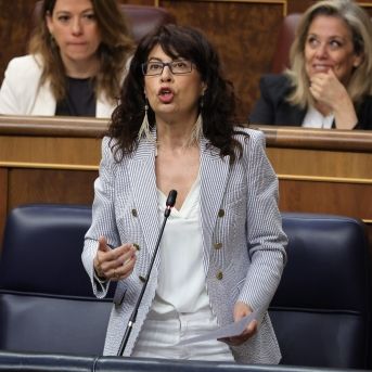 La ministra de Igualdad, Ana Redondo, interviene durante la sesión de control al Gobierno, en el Congreso de los Diputados | JESÚS HELLÍN (EUROPA PRESS).